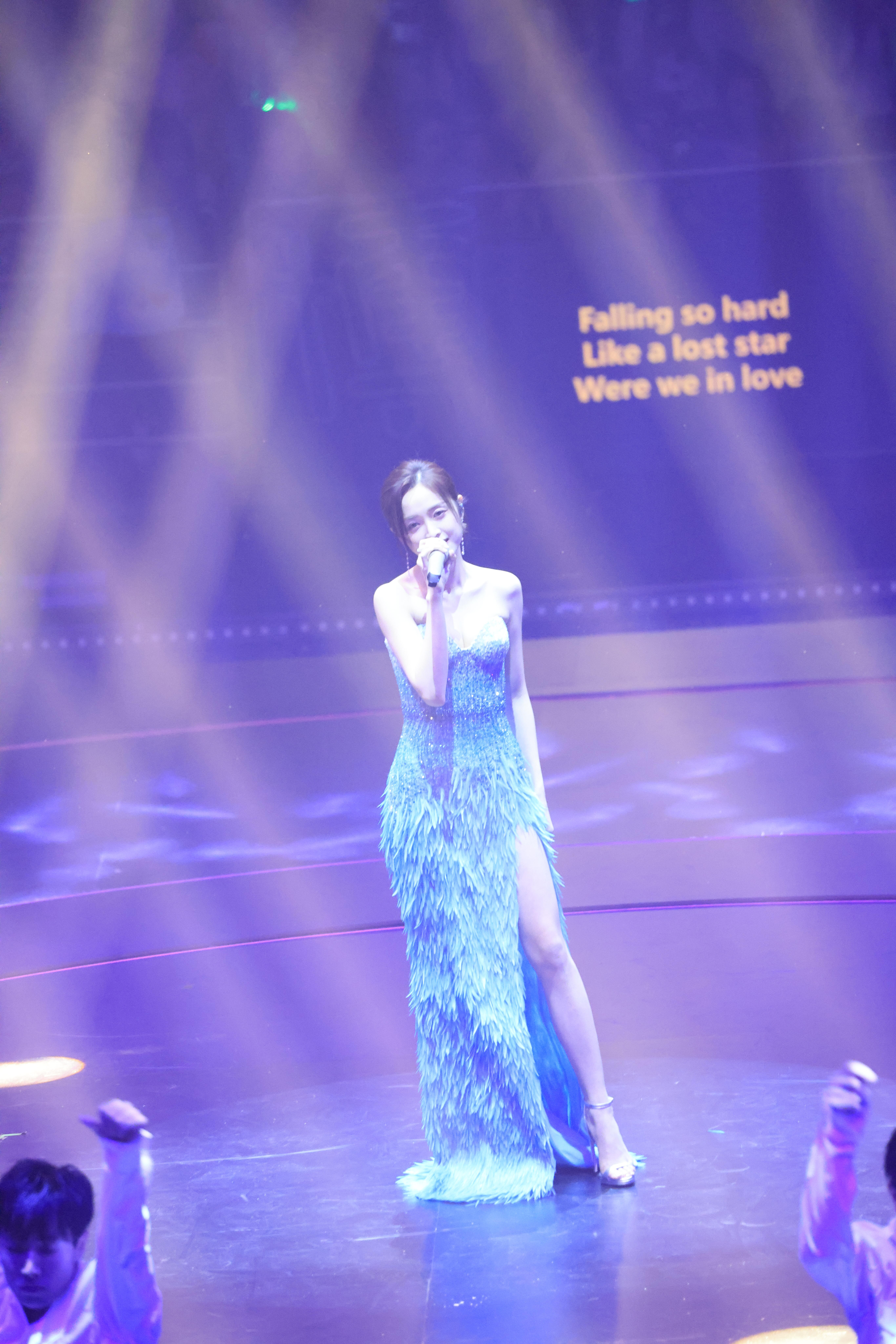 吴宣仪x演唱会舞台生图掉落💙