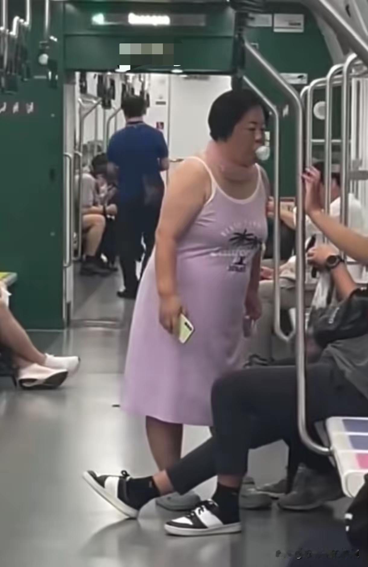一段视频突然刷屏——穿吊带的微胖大妈举着泡泡棒，专挑长相周正的年轻男生，泡泡直往