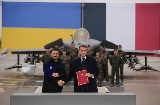 泽连斯基访问法国，送马克龙大礼包？外媒：乌克兰将采购百架战机在前线濒临崩溃的当