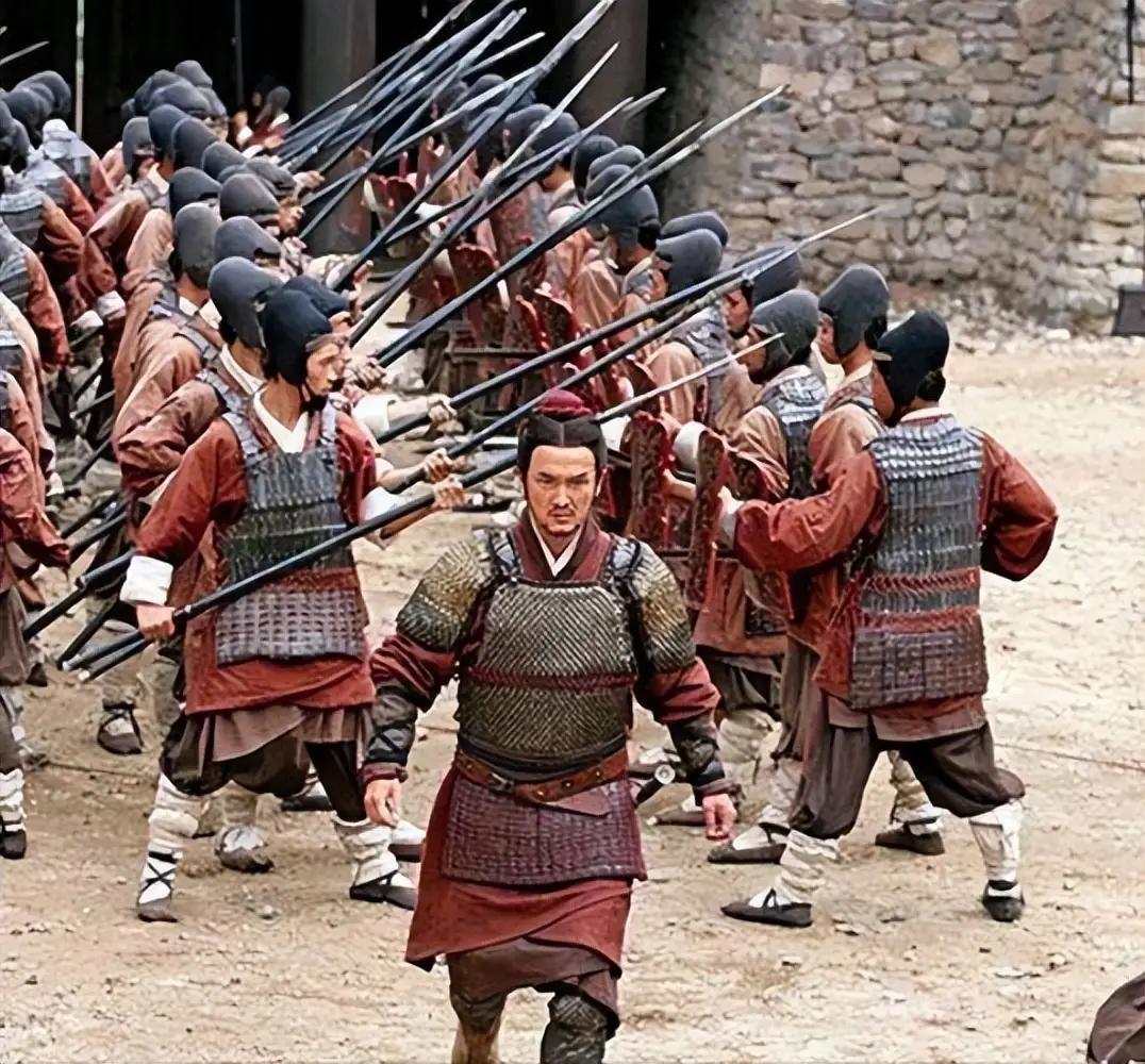 北朝有大量汉人当兵，汉人武装集团，是如何影响朝代更迭走向的？杨坚建立隋朝，颁