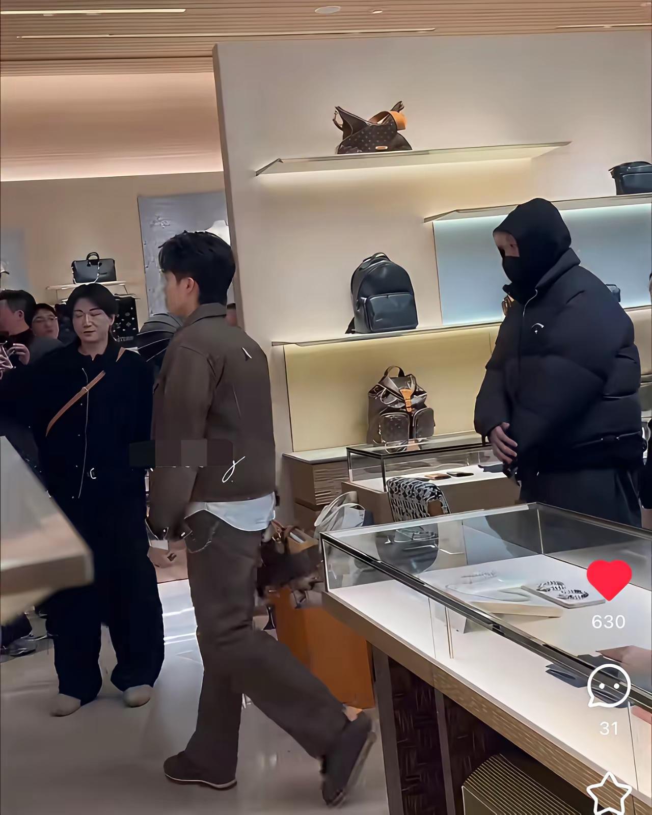 头哥与巩俐一起参加活动了！球迷们早就将头哥参加品牌方活动的靓照发出来了，只是没