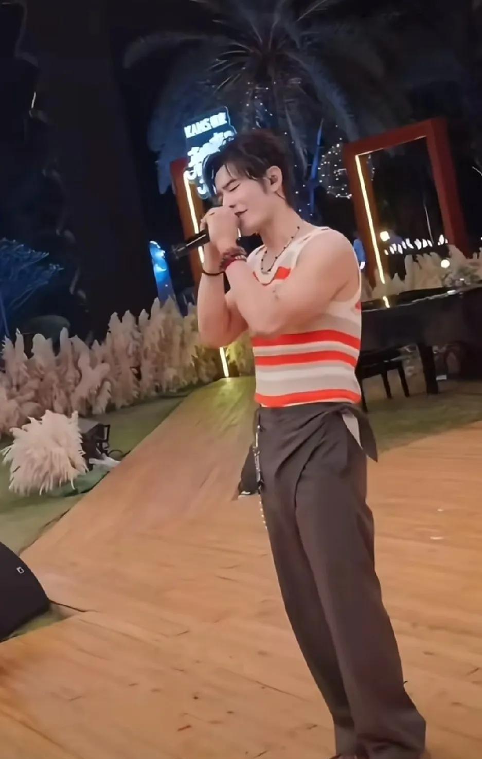 黄晓明考博落榜看似输麻了，实际却赢麻了因为有细心的网友发现，他的粉丝量不仅
