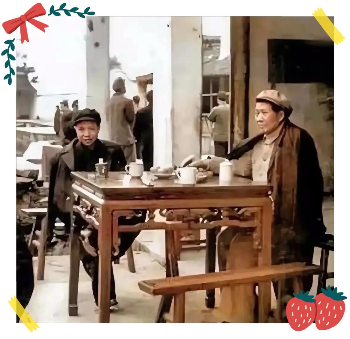 头一次见这么接地气的老照片！1958年成都会议期间，毛主席竟走进春熙路的小