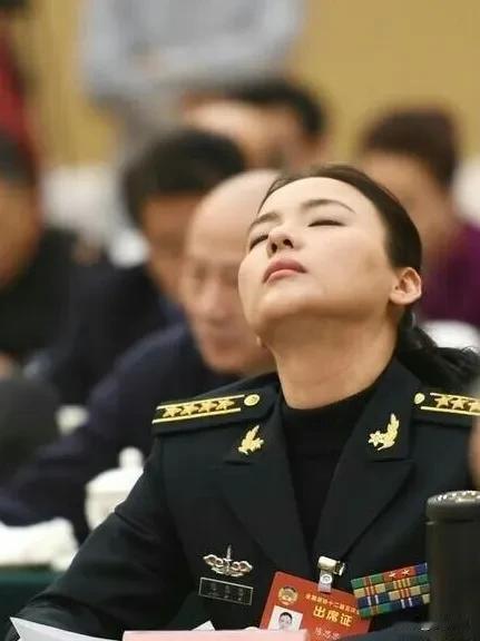 “歌唱家”陈思思早年穿帅气军装出席大会，当一位著名歌唱家穿着如此规格的制服，