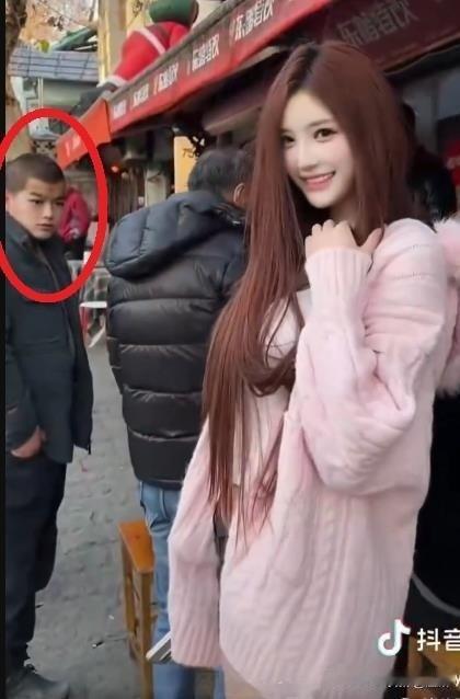 旁边的大叔，一不小心暴露了所谓美女用美颜开到有多夸张…