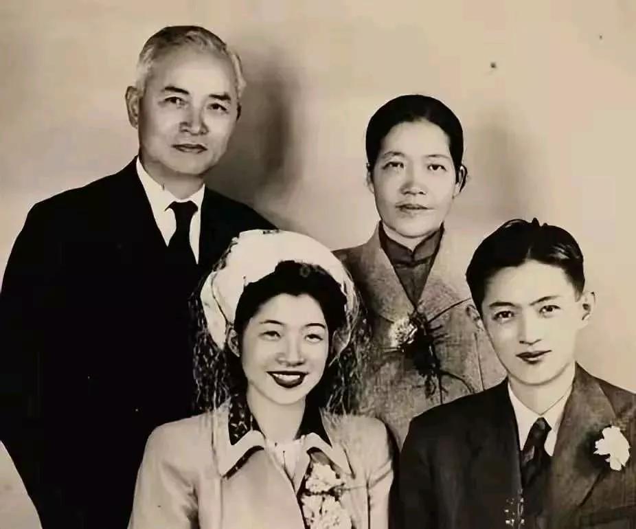 1949年8月，拥有神仙颜值的一家四口，在英国拍摄了这张珍贵的合影。​他