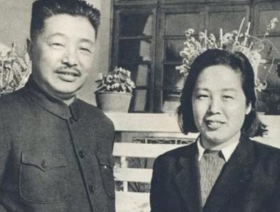 1942年，46岁的贺龙吃“嫩草”，娶了比他小20岁的女学生，毛主席知道后，瞅了