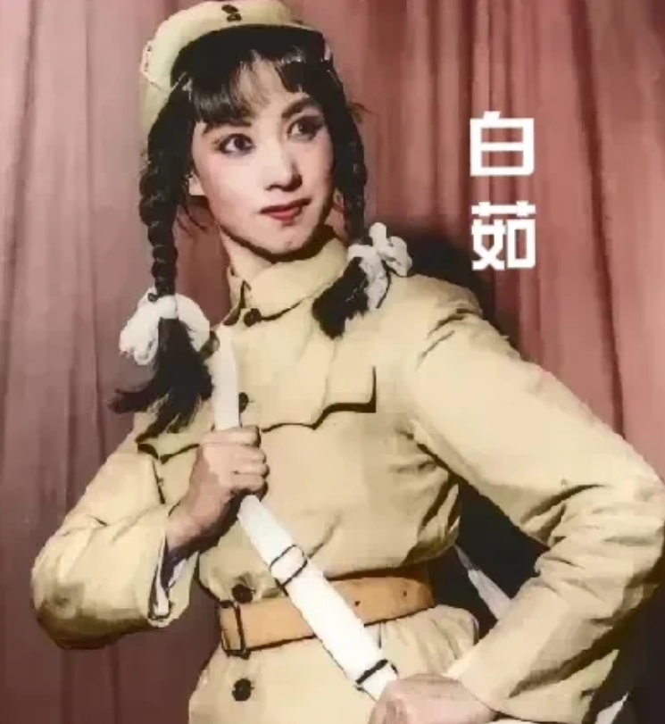 1958年，中国京剧院演出了一出京剧《林海雪原》，杜近芳饰演卫生员白茹的角色。说