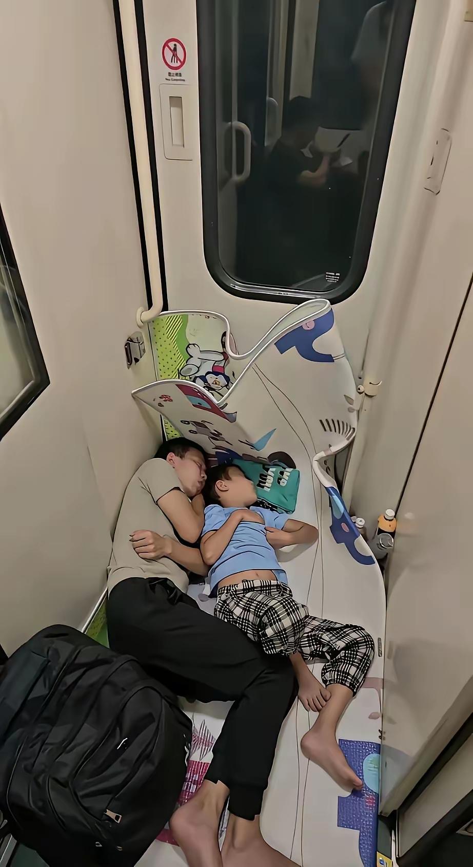 不懂就问，父子俩为啥不买卧铺睡觉？