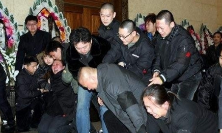 2009年2月16日，张文顺先生去世。郭德纲让德云社停演七天。灵堂中，郭德纲咬着