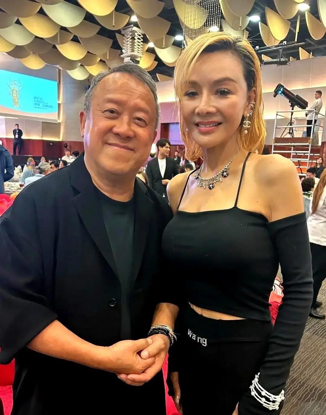 曾志伟73岁摆了60桌素宴，半个港圈都来了。张智霖袁咏仪手牵手进场，张耀扬林