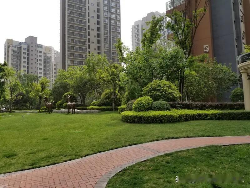 西安楼市这几年没买房的年轻人是开心了。西安楼市从2023年10月3日到2026