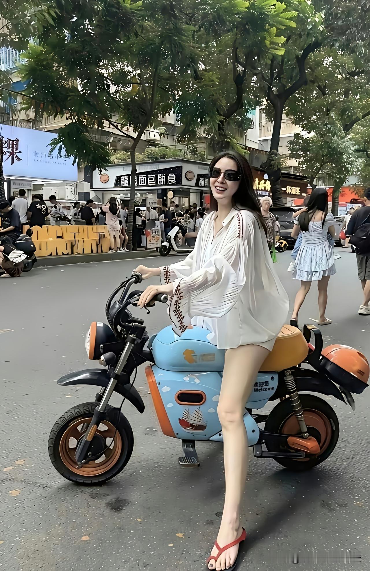 夏日街拍，阳光下的甜美女孩与复古摩托