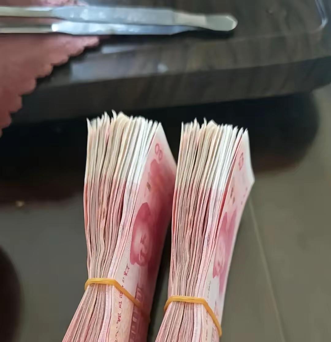 六年了，弟弟欠我的两万块钱，昨天拿现金还我了​他走后我一数，不对，两万二​打