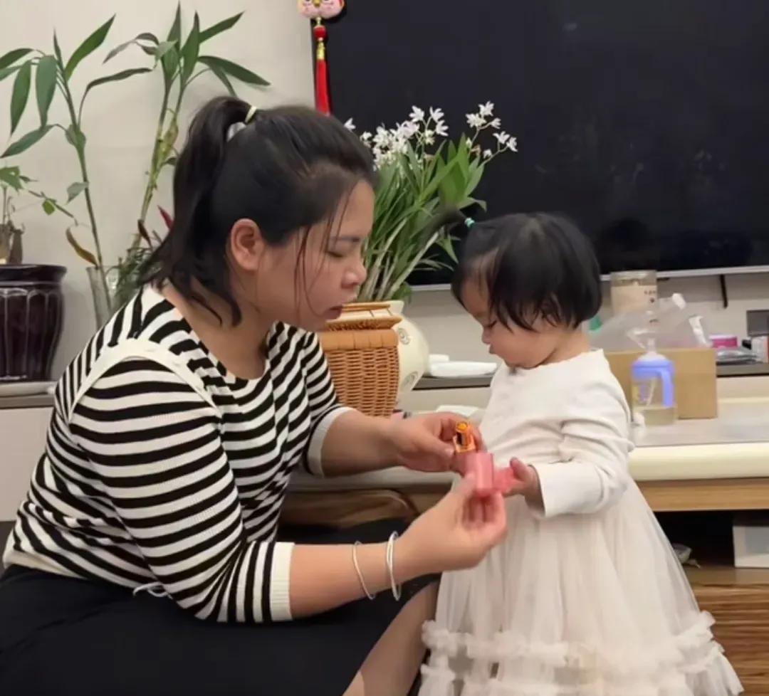 你们知道农村小英子为什么不同意王四在乡下建别墅吗？真实原因是这个。大家都知道，