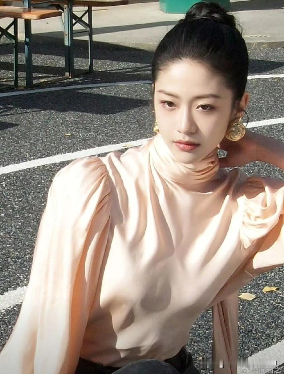 感觉向涵之不像资源咖啊！她的资源和李庚希，庄达菲比起来，差远了！甚至连孙