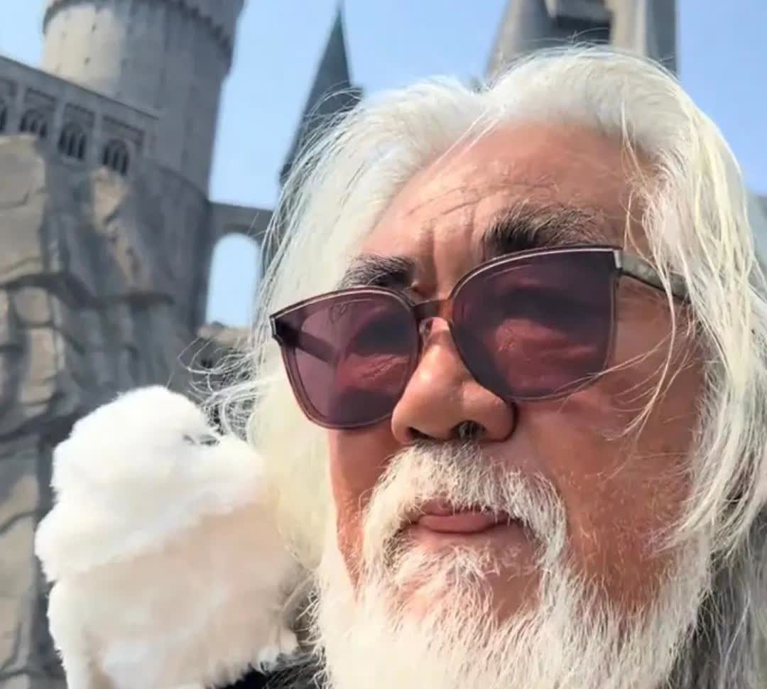 74岁张纪中带孩子去环球影城，脖子里的皮肤都皱皱巴巴抽成一堆了，老人味扑面而来。