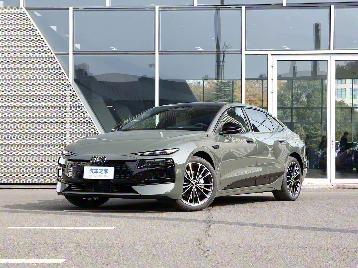 奥迪A6Letron，车头的大黑脸不好看，短车头的设计也不如传统轿车好看，侧面