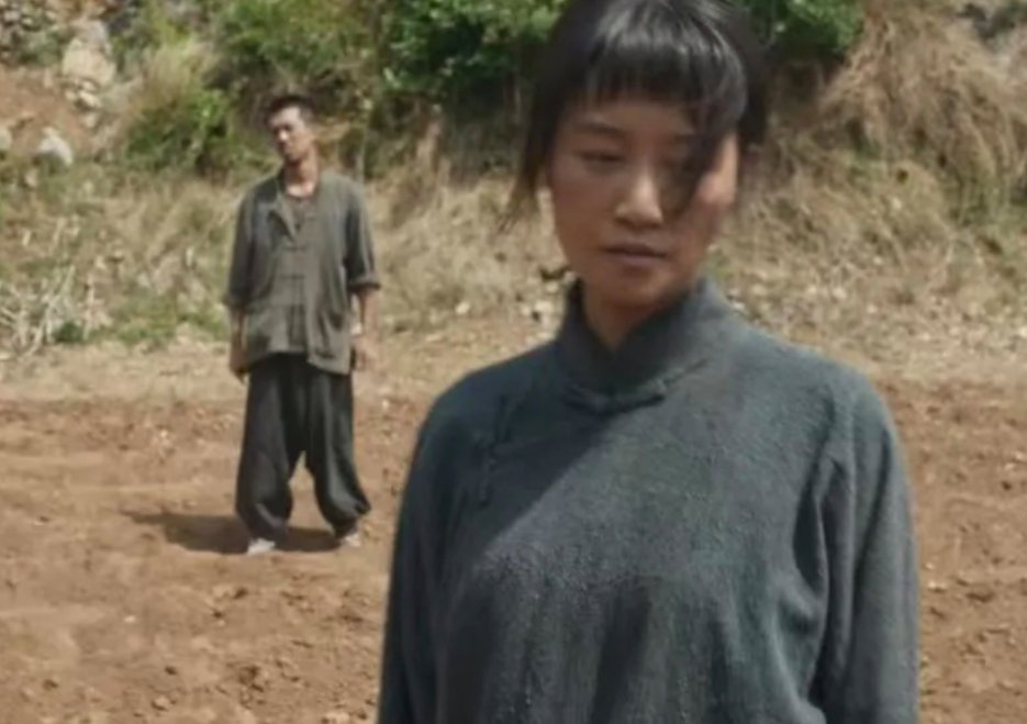 在《生万物》的故事里，银子和铁头最终分道扬镳，着实令人唏嘘。这并非银子不爱铁头，