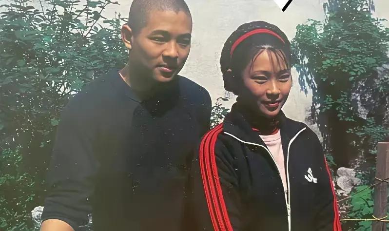 老照片会说话！李连杰和黄秋燕合影。当年港媒10个大字来评价，那就是"情义千斤，