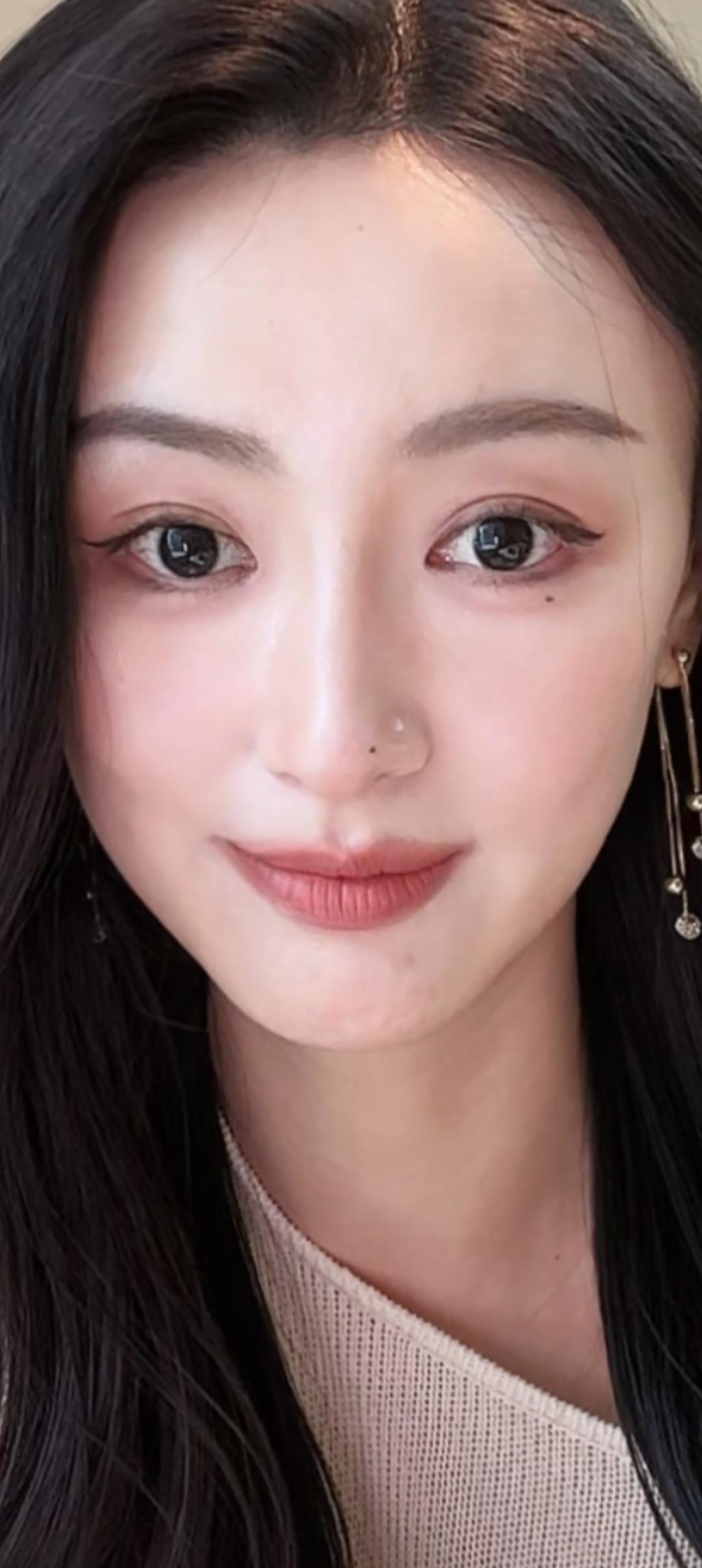 温柔微笑，自然妆容，简约优雅。
