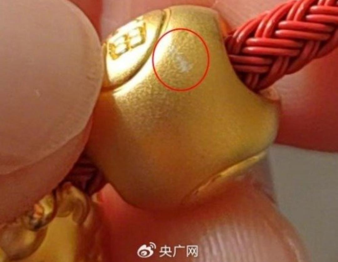 戴1天刮花露白，官方检测竟是足金！花2300多买的周生生足金挂坠，戴1天就刮