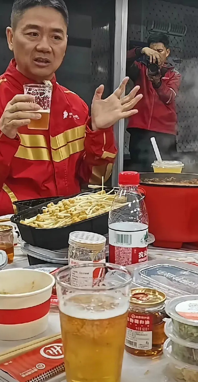 大强子昨晚上喝酒喝到嘴瓢了，完全没把新入职的外卖员当外人，这次和某团的较量，应该