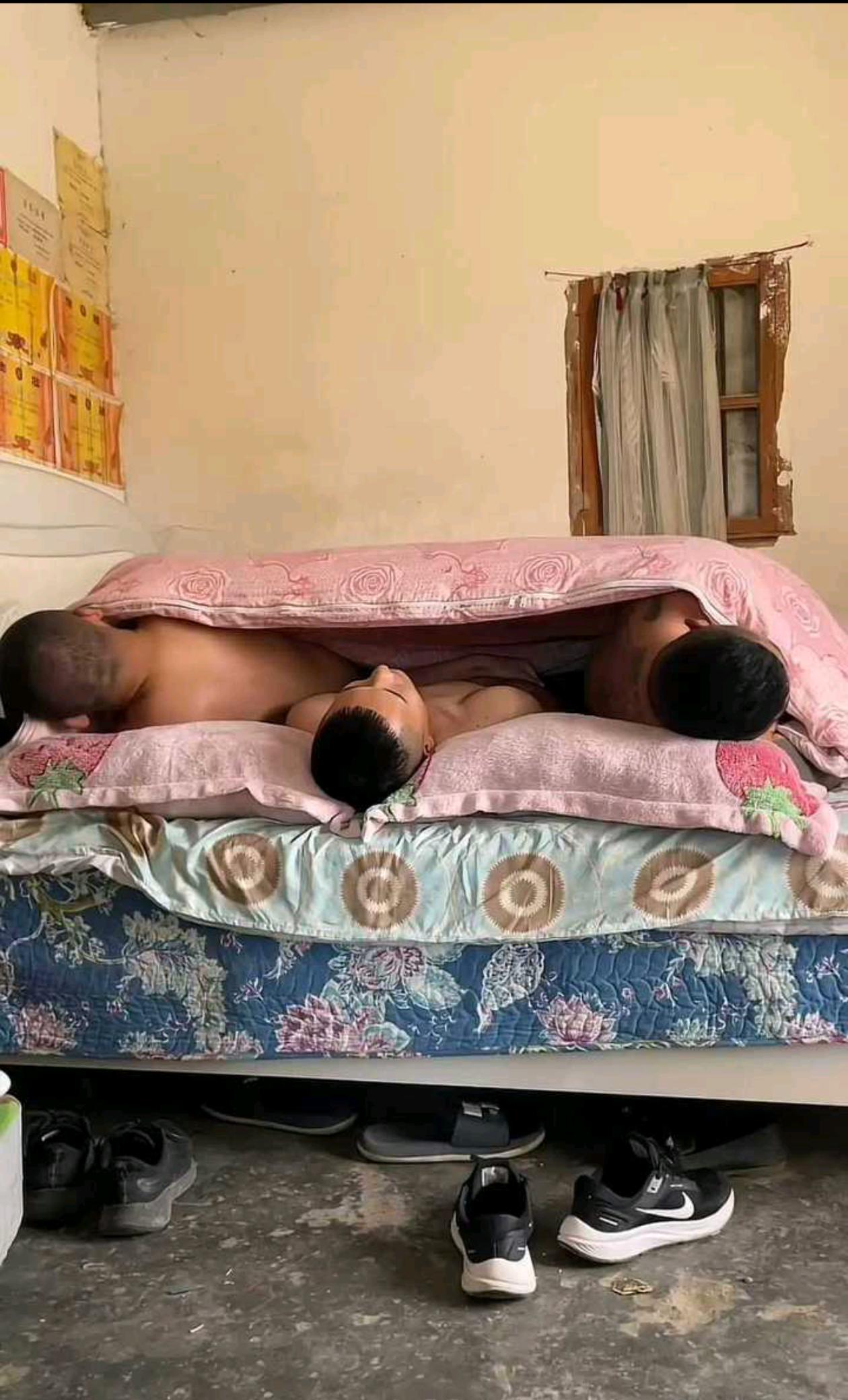 睡通铺千万不能睡中间要不然就这样