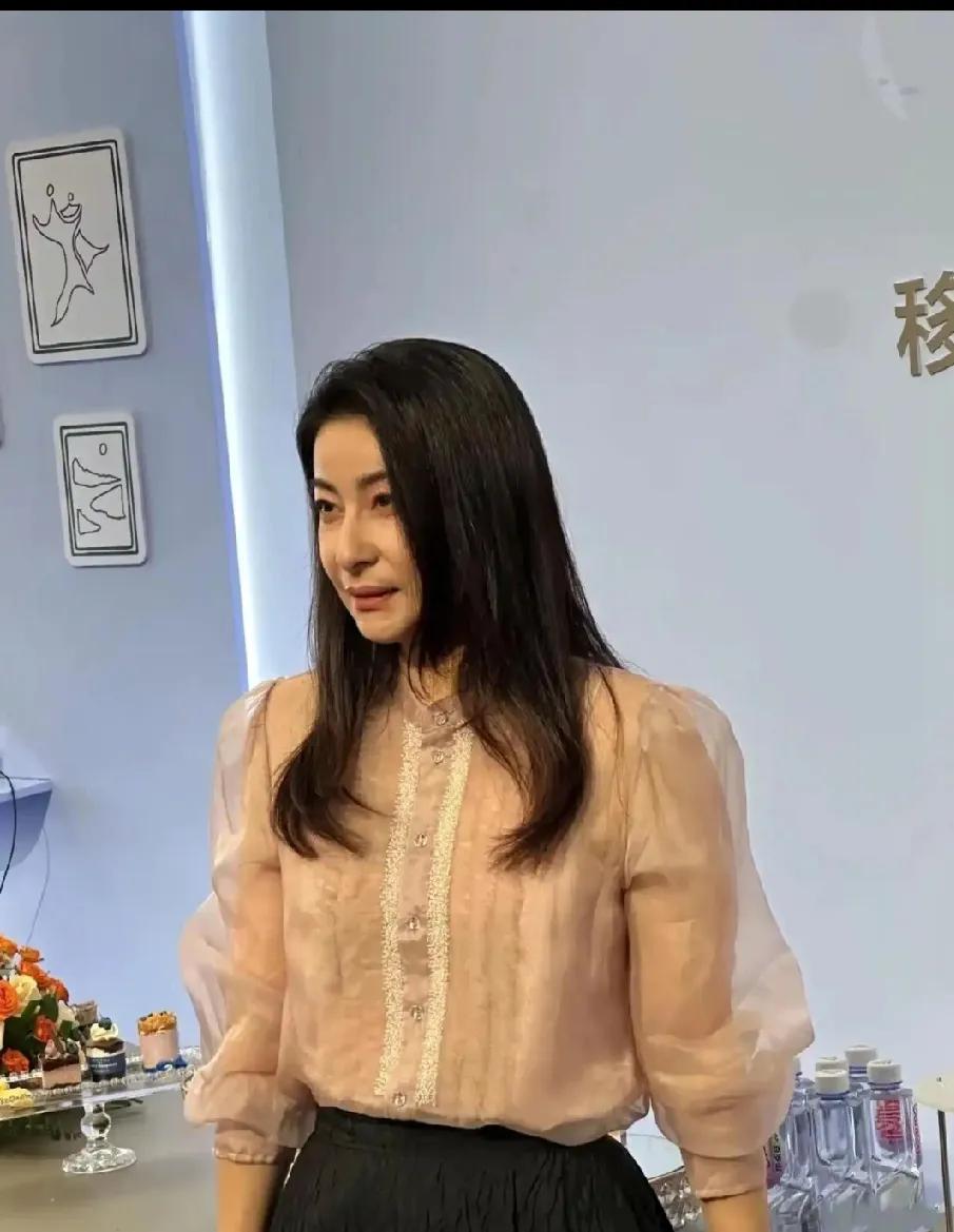 郭晶晶现身北京水立方，一袭万元粉色衬衫温婉知性，美得直击心灵5月15日，有