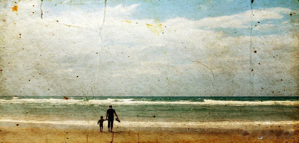 给大家分享一些老照片：是图一1910年代父子嬉戏：照片中父子互动充满童趣，