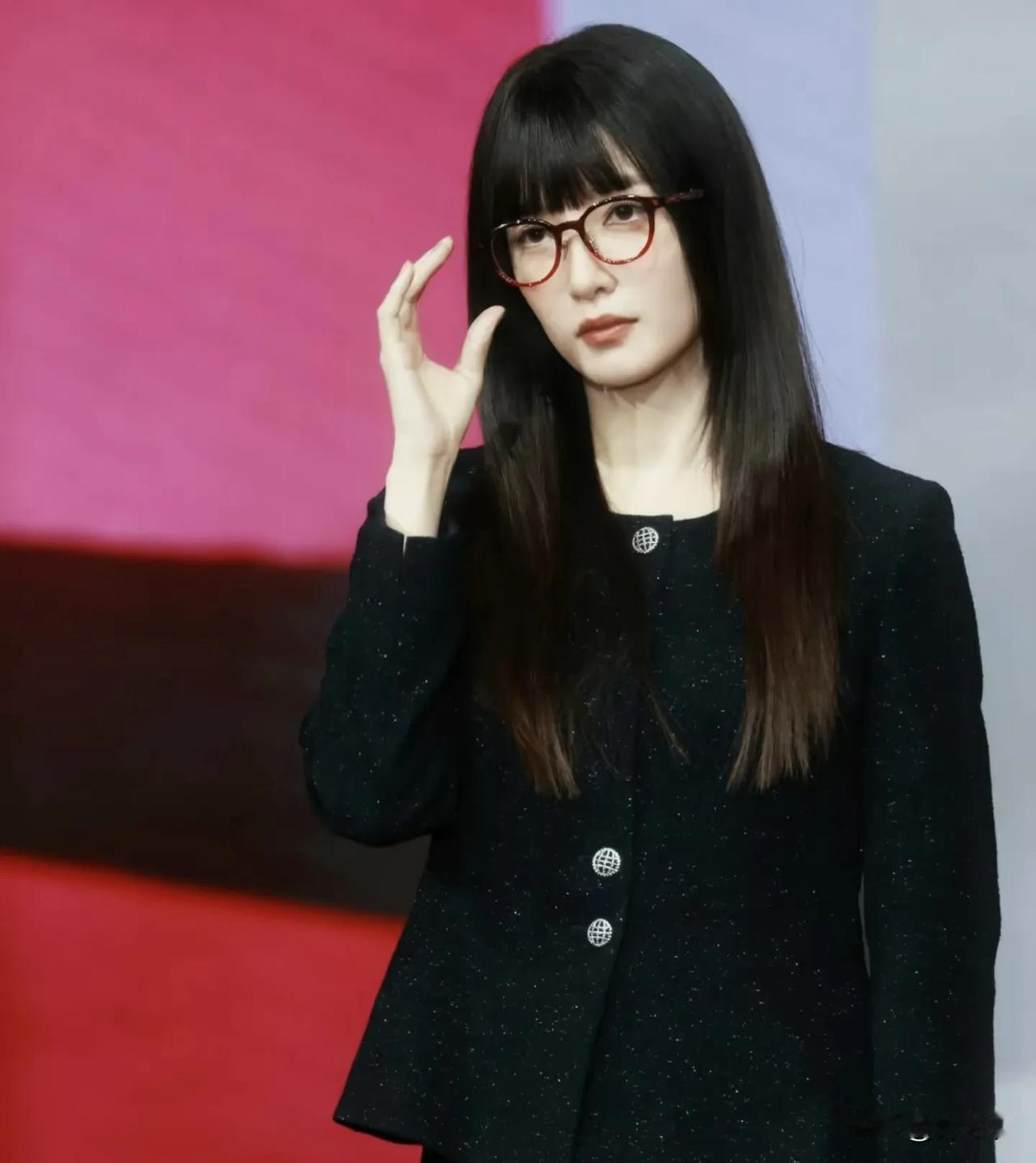 江疏影这一身装扮，降低了她本身的高颜值和好气质，因为她既然选择了这个套装，那根据