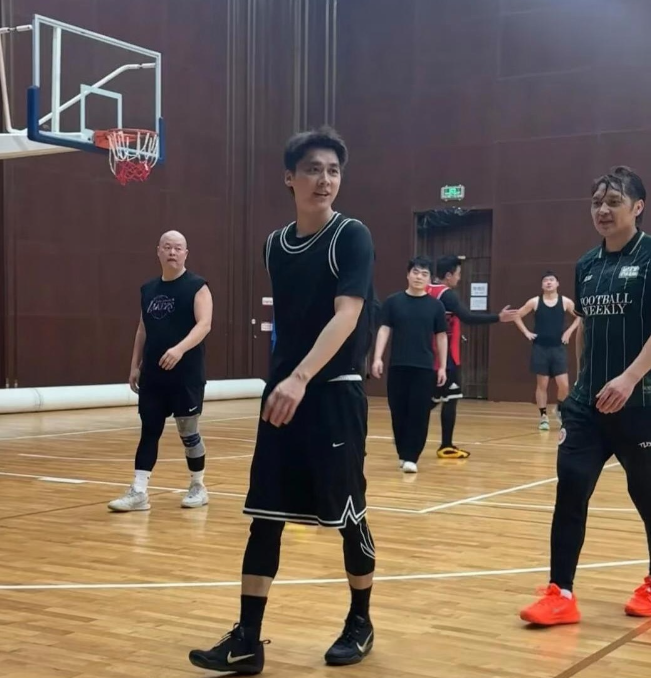 38岁李易峰和朋友在成都打篮球，他看起来瘦了好多，油腻感不见了，少年感满满！但黑