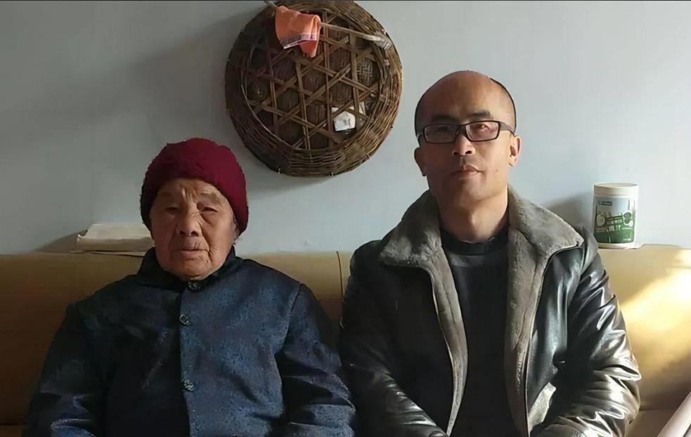 “震惊”1995年，山东高三男孩租不起房，每天走30公里上学。一女子说：“来我家