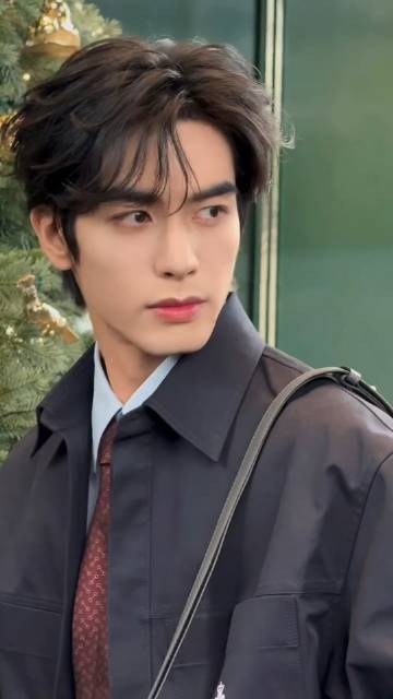 宋威龙搞这么帅是要把我们的审美“狠狠拿捏”吗！宽肩窄腰的完美身形，贵气感爆棚，生