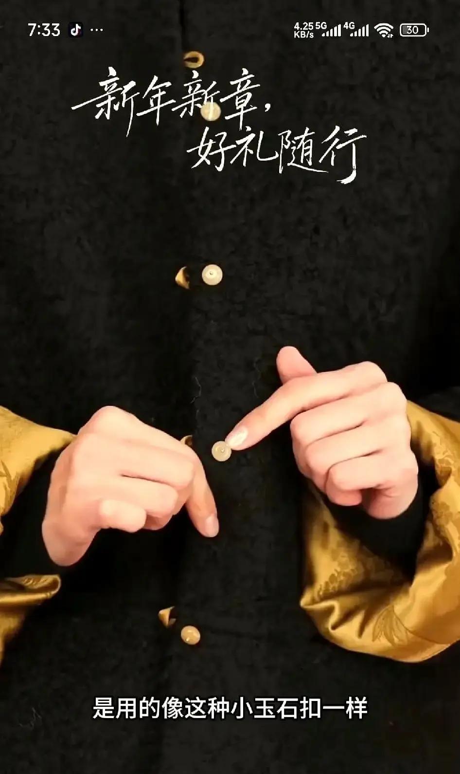 一件过季旧款，凭什么引爆2300万播放？董洁这件黑袍，彻底撕开了新中式审美的遮