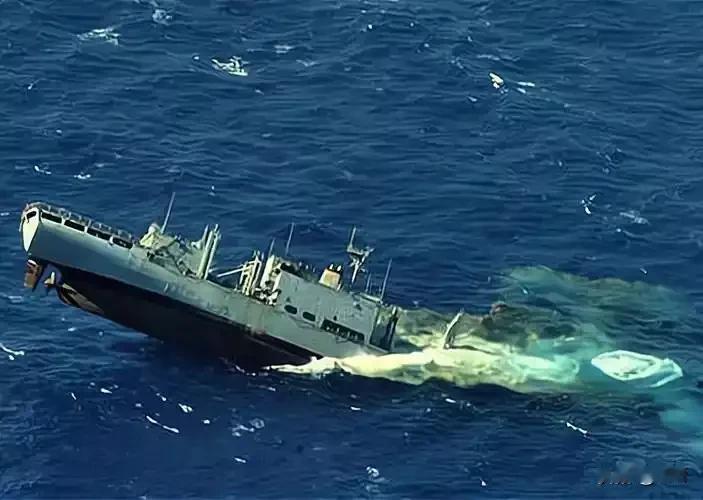 美军围追堵截的“贝拉1号”油轮，上演硬核避险名场面！遭美舰数日追捕后，船侧潦草涂