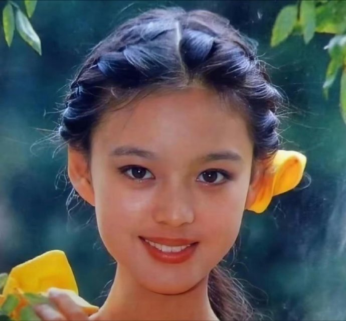 辛芷蕾少女照和如今变化有点大，嘴唇变成了嘟嘟唇，整个人更有辨识度了