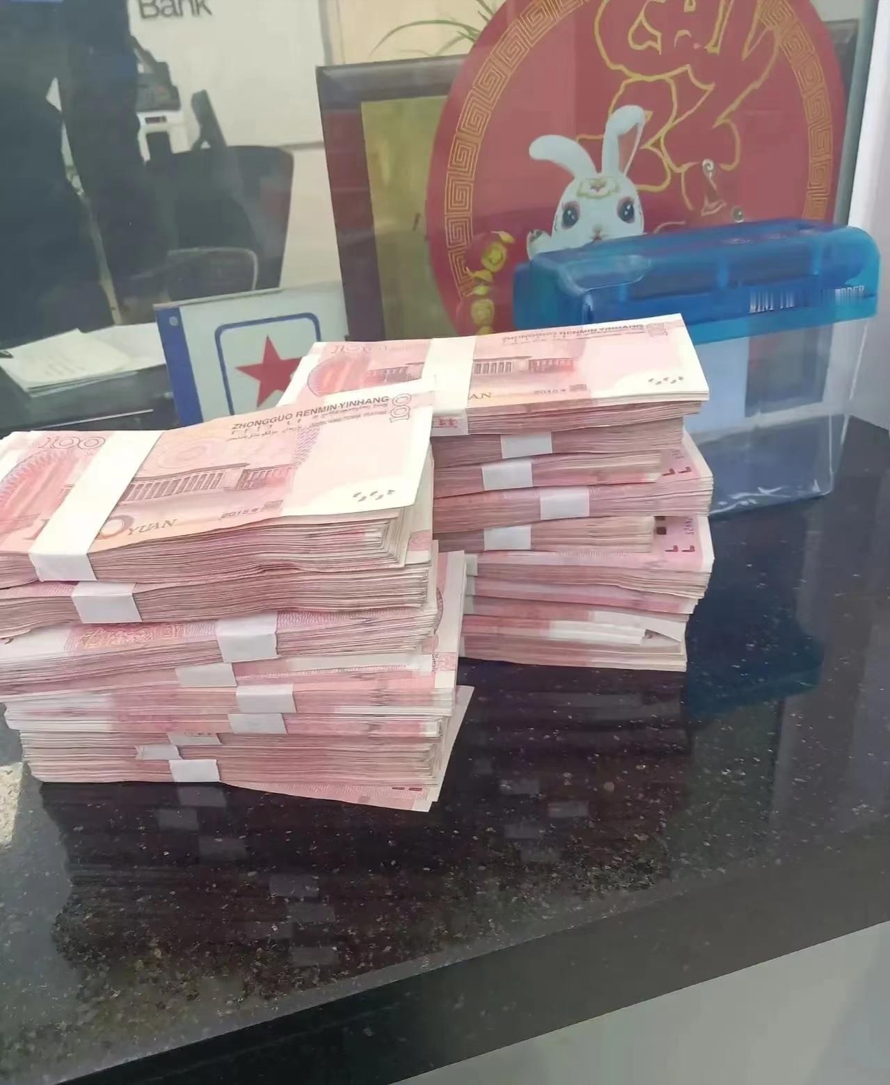 发现没！一个普通上班族，只要卡里有超过20万的存款，整个人的状态都会不一样