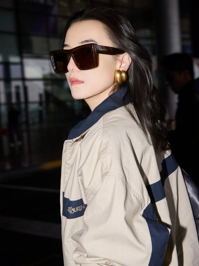 最近宋佳启程巴黎时装周，她这次搭配的很时尚，看起来也格外的显年轻。宋佳里面穿