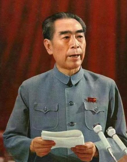 1973年，周总理在杭州楼外楼宴请到访的外宾，他刚咬了一口糖醋丸子，脸色瞬间就变