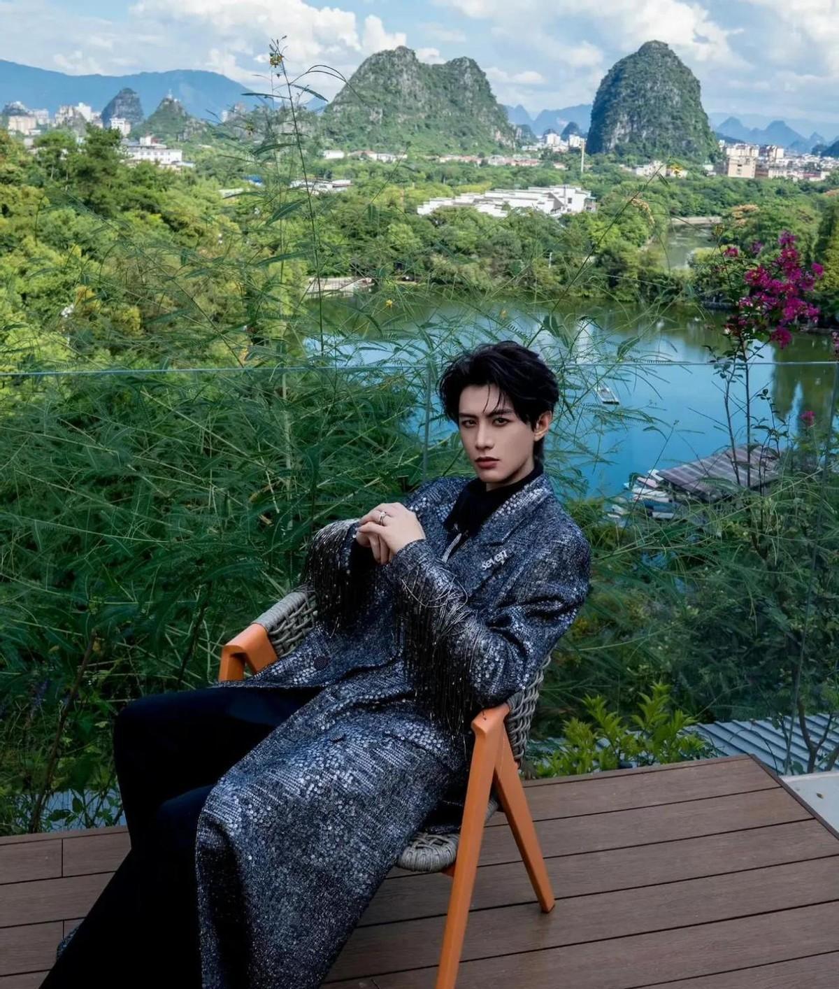 他甩出一张“无犯罪证明”，本以为能一锤定音，却捅开了更大的马蜂窝。你必须明白一