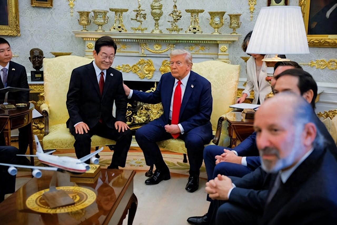 美国总统特朗普周一威胁中国，如果北京不加快稀土出口，将对中国产品征收约200%的