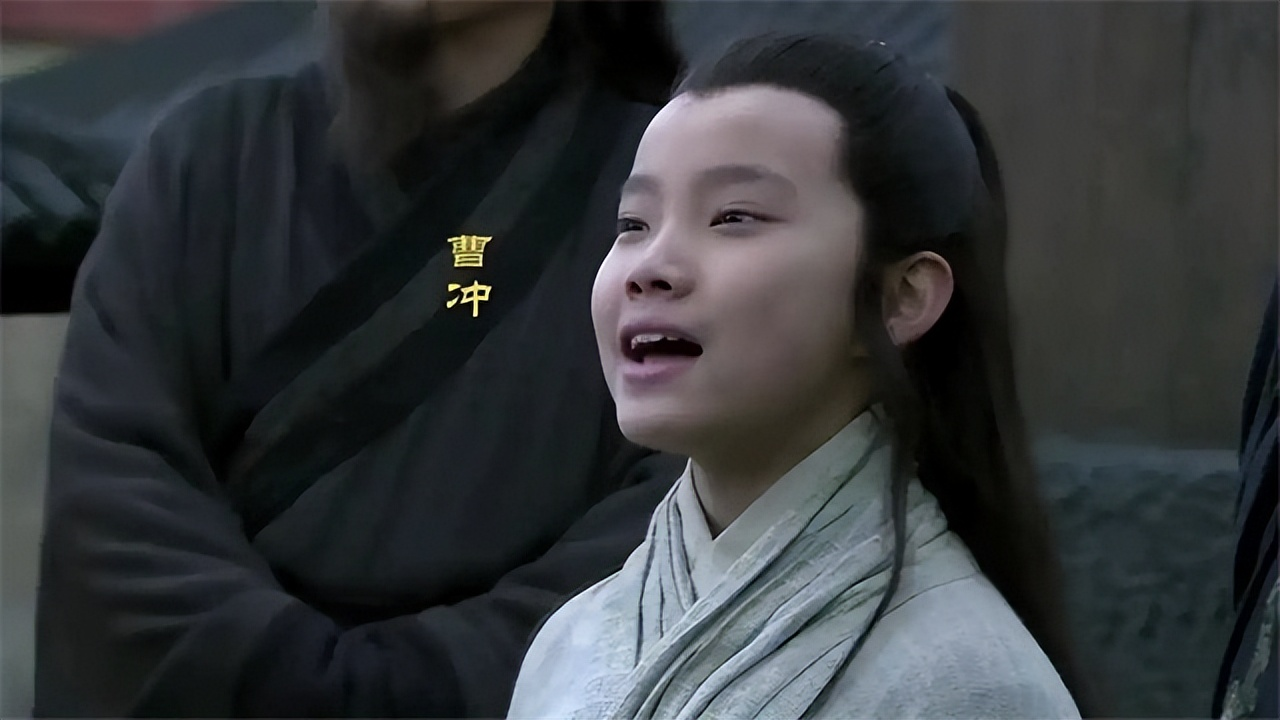 公元208年，年仅13岁的曹冲病逝，他的好友周不疑前来吊唁，安慰曹操节哀顺变，走