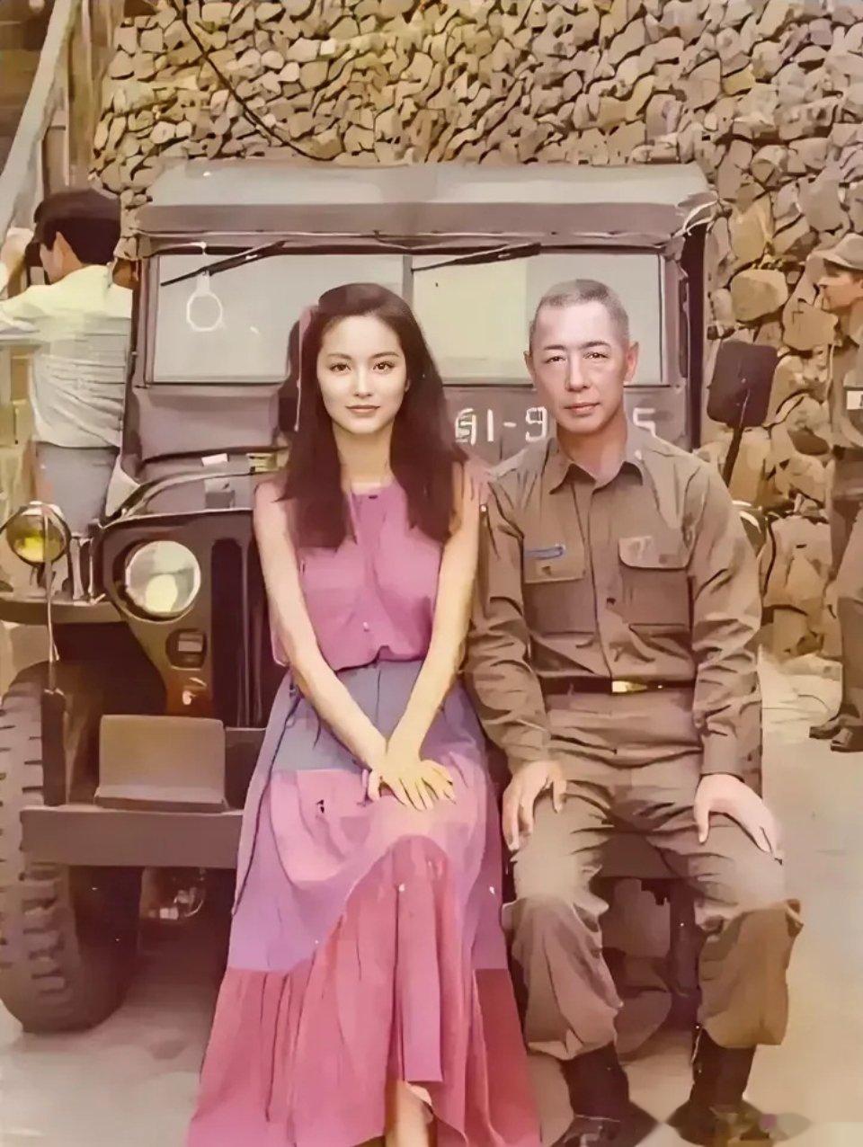 1980年时，26岁林青霞在演戏，她的父亲去探班，父女坐在吉普车上留下了这张照片
