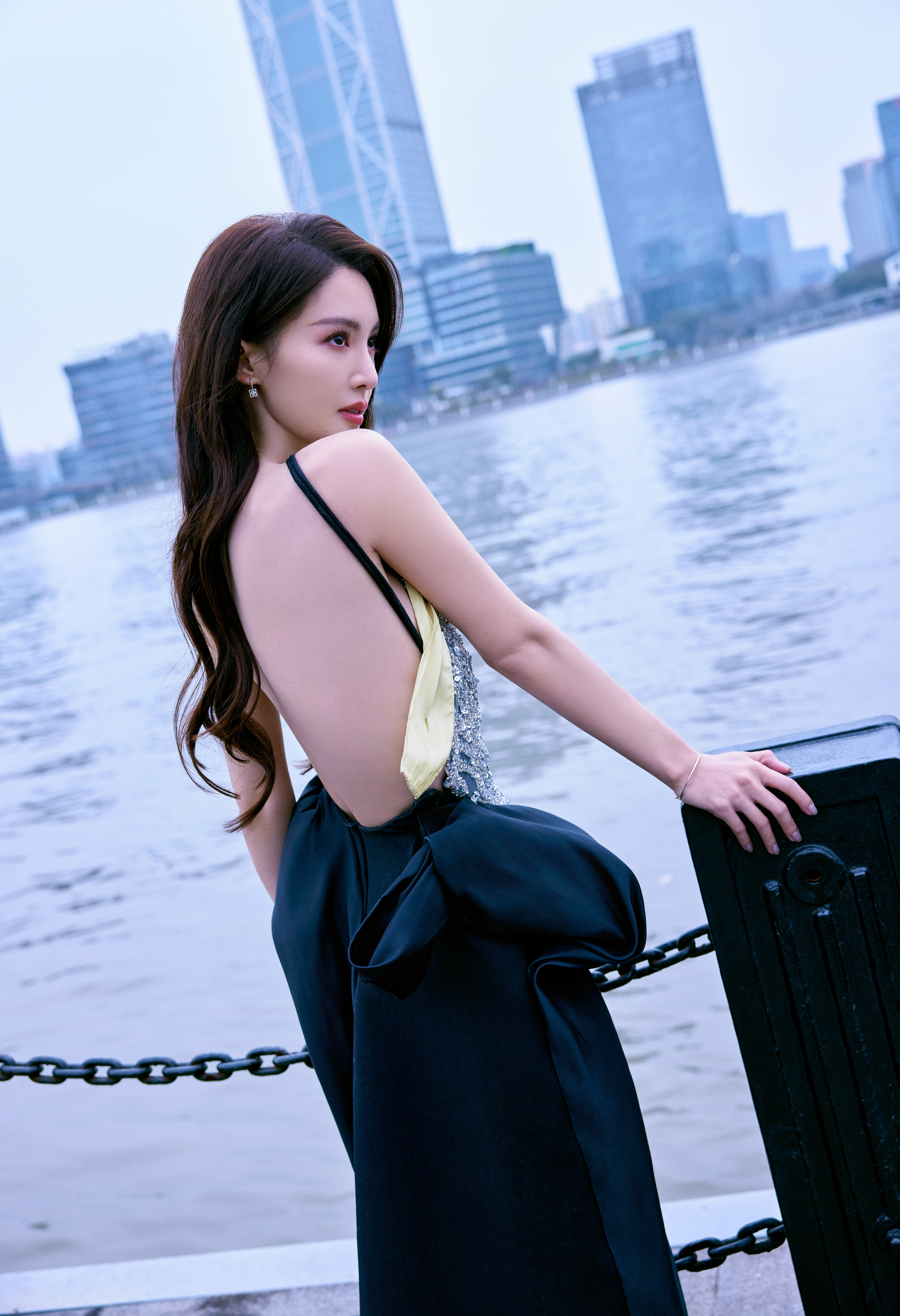 金晨，黑裙美背，大气优雅​​​