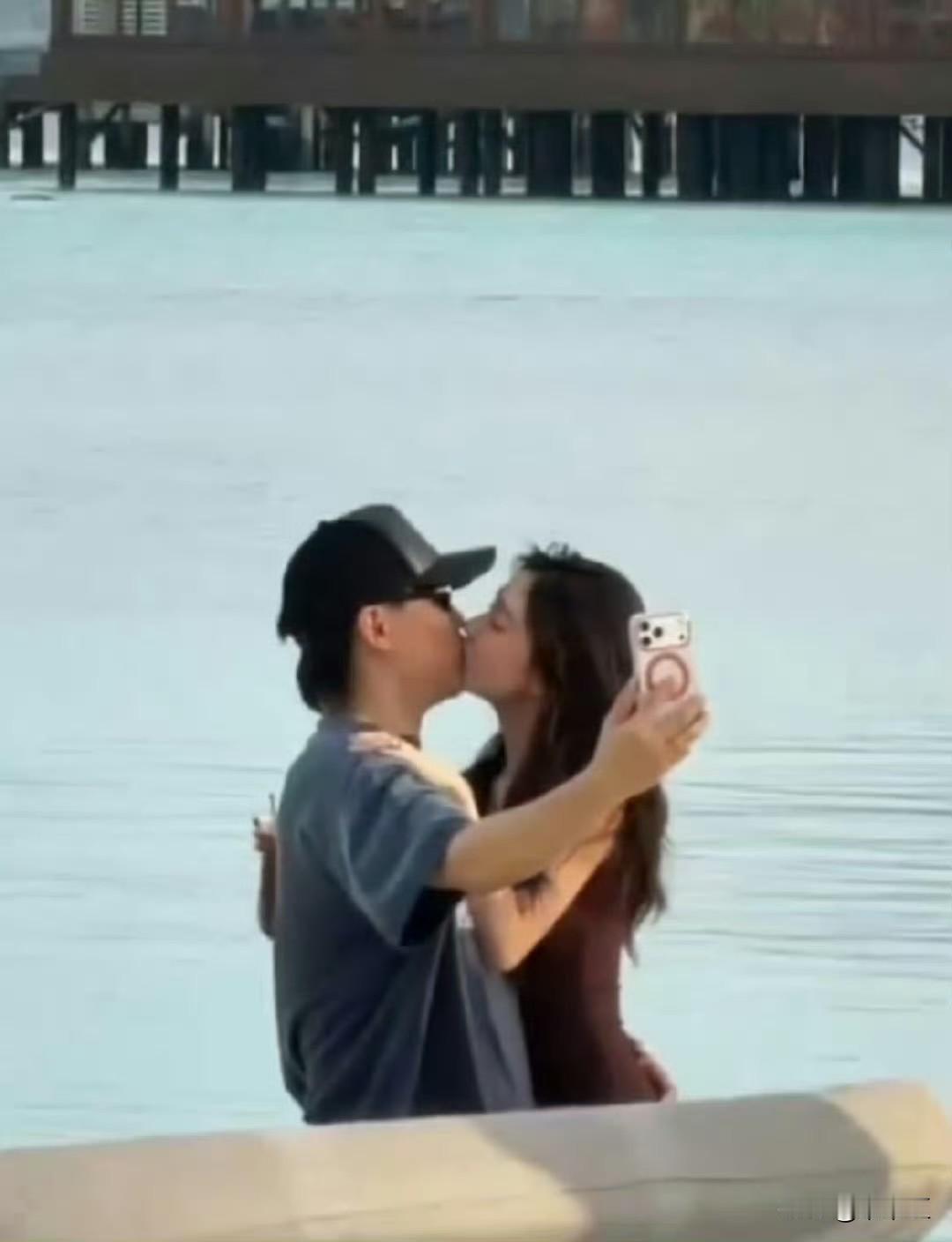 胡彦斌终于告别单身了？ 近日，有网友爆出胡彦斌易梦玲疑似恋情的小心。视频中，