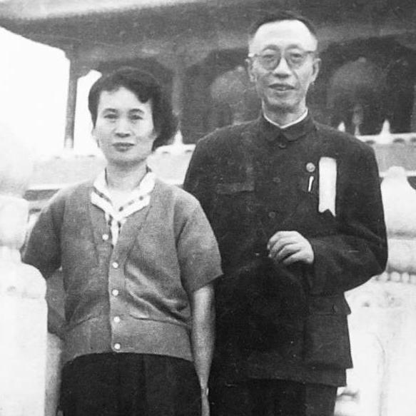 1962年，56岁溥仪迎娶38岁女护士李淑贤。新婚之夜溥仪开着100瓦的灯泡，一