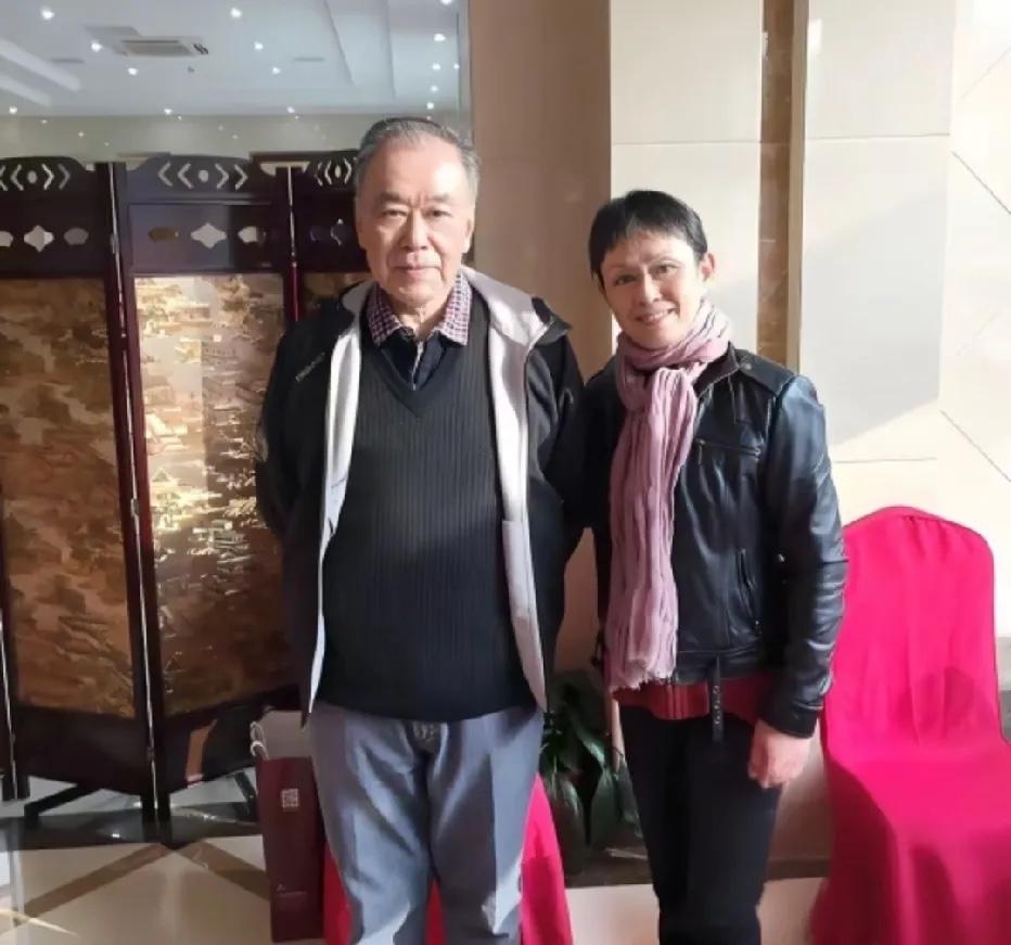 开国中将王近山的儿子王少峰与妹妹王媛媛的合影，王媛媛在2岁时，被王近山送给曾在朝