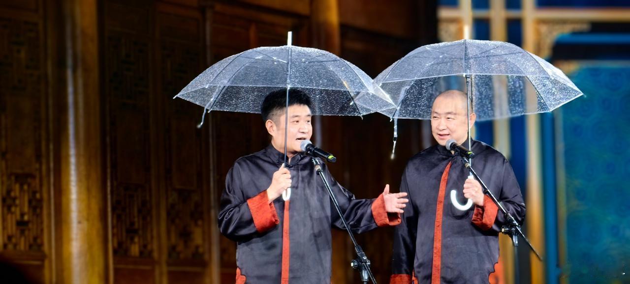 【著名相声演员苗阜冒雨演出，尽显相声大师的风范，对此你怎么看？】近日，著名相声