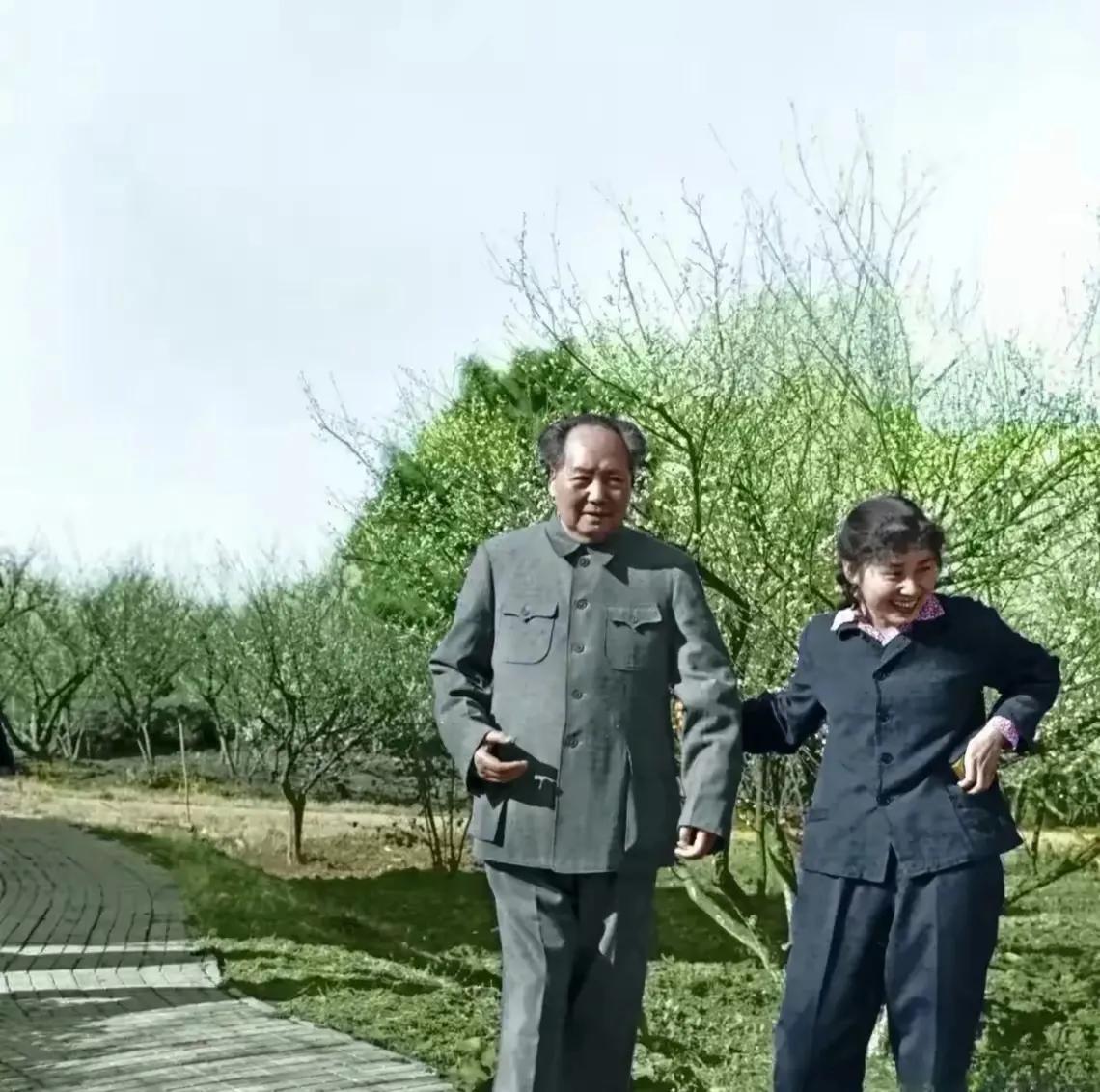 这位女同志是谁呀！拉着毛主席的胳膊就往前走。遇到这种情况，毛主席就像一个慈祥可爱
